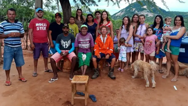 O grupo Humorista da Serraria junto com a comunidade rural onde vivem; ao centro, Valdo (o Seu Mané)aposta para jogo do brasillaranja, e Arnaldo (de roxo e boné verde) / Imagem: divulgação Humorista da Serraria Ofc