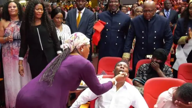 Nwoke e chere na akpóghachiri na ndú