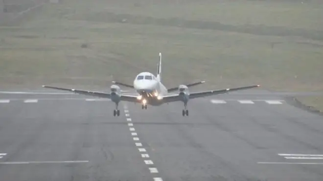 Ndege inayopaa katika uwanja wa ndege