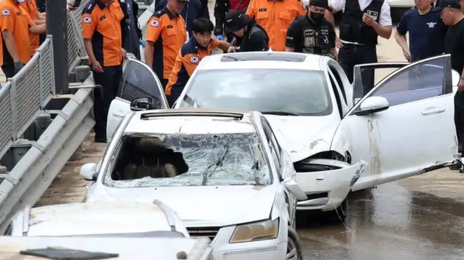 17일 오후 미호천 제방 유실로 침수된 충북 청주시 흥덕구 오송읍 궁평2지하차도에서 소방대원들이 침수차량의 트렁크를 개방하고 있다