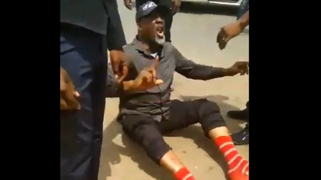 Fídíò ṣe àfihàn Dino níbi tí o joko sí ilẹ̀ l'ojú títì ní Ábuja