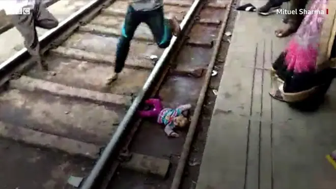 Hindistan'da raylara düşen bebek.