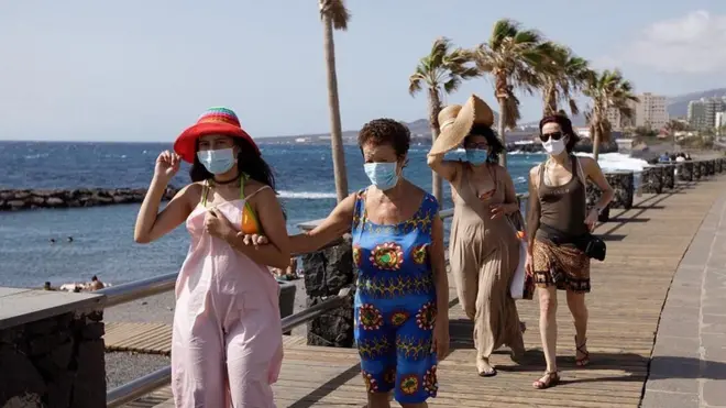 ጭምብል ያደረጉ ሴቶች በመንገድ ላይ