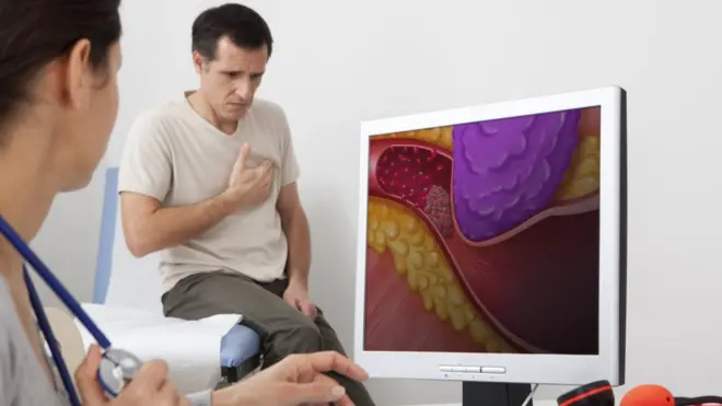 تساعد المضخة غرفة ضخ الدم الرئيسية في عضلة القلب على دفع الدم في كافة أنحاء الجسم