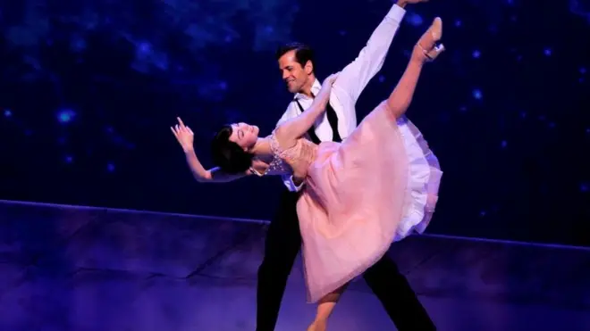 羅比·費爾柴爾德和莉安·科普在音樂劇《一個美國人在巴黎》中的劇照。