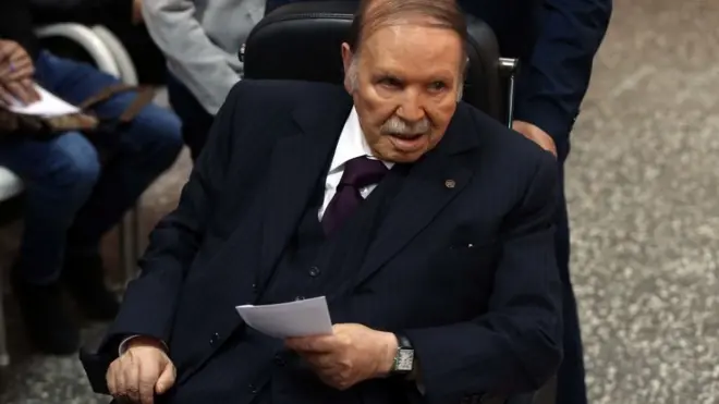 يستعمل بوتفليقة الكرسي المتحرك منذ اصابته بجلطة دماغية عام 2013