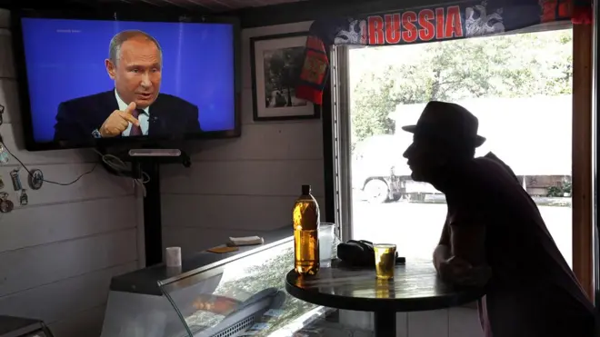 Мужчина смотрит "Прямую линию"