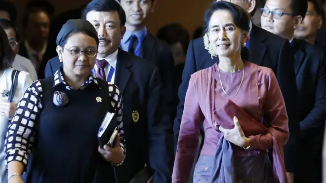 Menteri Luar Negeri RI Retno Marsudi bersama pemimpin Myamnar Aung San Suu Kyi meninggalkan ruang pertemuan Menlu ASEAN di Yangon pada Senin (19/12).