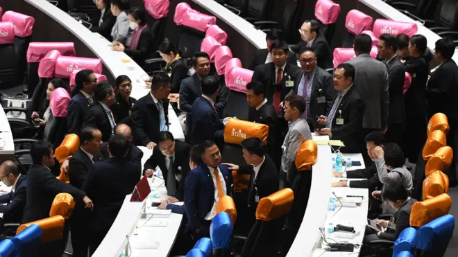 สมาชิกรัฐสภาในห้องประชุมสภา