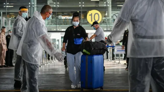 คนเดินทางที่สนามบิน