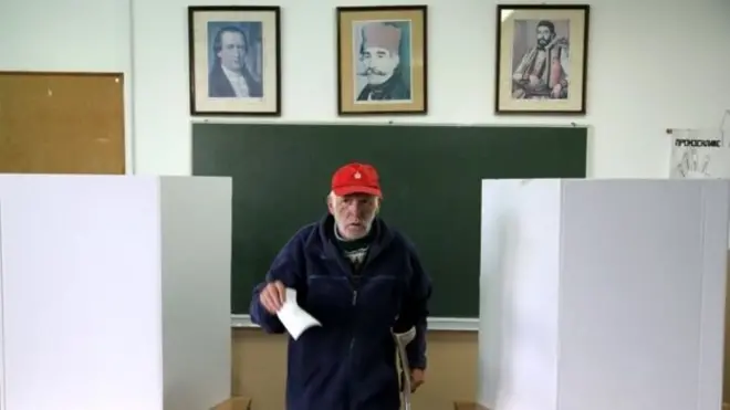 Зарегистрировались на референдуме в 1,2 млн боснийских сербов, а к середине дня явка достигла 30%.