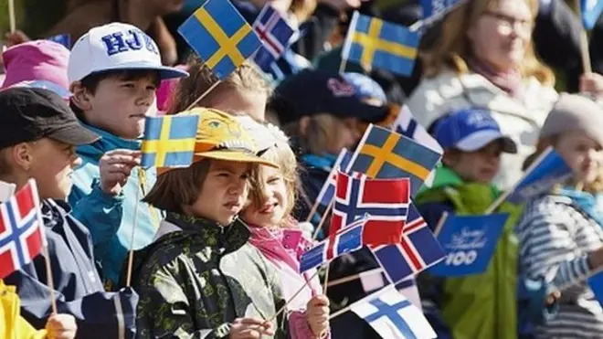 북유럽 국가들의 국기를 들고 있는 어린이들