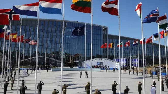 پرچم‌های کشورهای عضو پیمان اتلانتیک شمالی ناتو در بروکسل