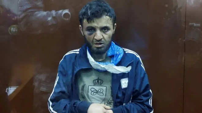 其中一名嫌疑人米爾佐耶夫(Dalerdzhon Mirzoyev)在出庭時有明顯傷痕。