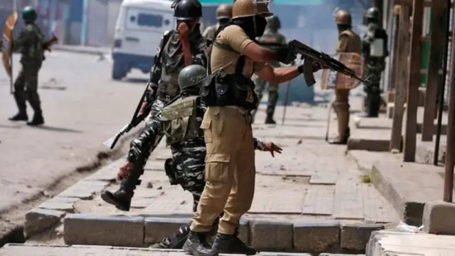 سرینگر میں ایئرپورٹ جانے والے راستے کو روک دیا گیا ہے جبکہ سکیورٹی آپریشن ابھی جاری ہے