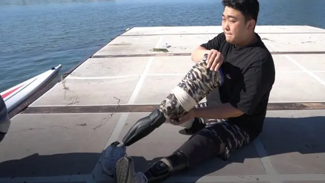 그는 현재 장애인 조정 챔피언이다.