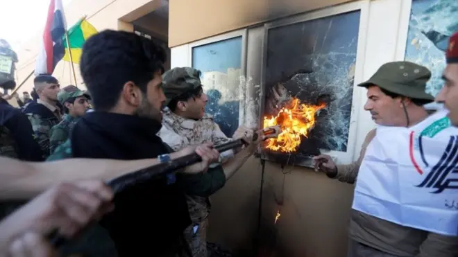 अमरीकी दूतावास में प्रदर्शनकारी