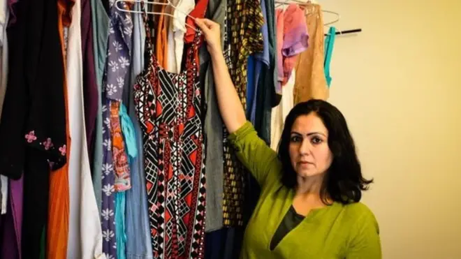 Jasmeen Patheja menunjukkan pakaian yang didonasikan oleh para penyintas pelecehan seksual.