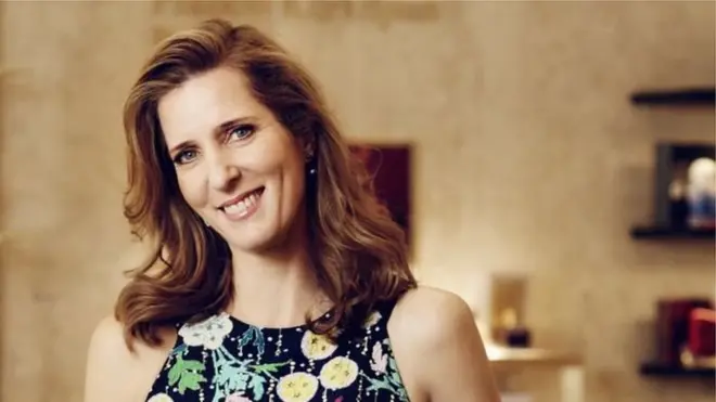 जो होरगन मेक्का स्टोर की मालकिन हैं जिसमें बड़ी कंपनियों के मेकअप के सामान बेचे जाते हैं