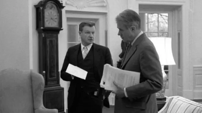 برژینسکی - چپ - مشاور امنیت ملی کارتر حدود دو ماه پس از گروگان گیری دیپلمات های آمریکایی در تهران از طریق الجزایر در پی تماس محرمانه با بهشتی بود