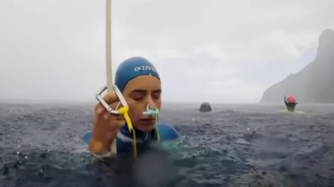 La apnea, recuerda Sofía Gómez, nunca debe practicarse en solitario.