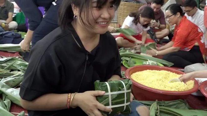 Bạn Thương, sinh viên năm nhất, khoe tác phẩm bánh chưng đầu tiên trong đời
