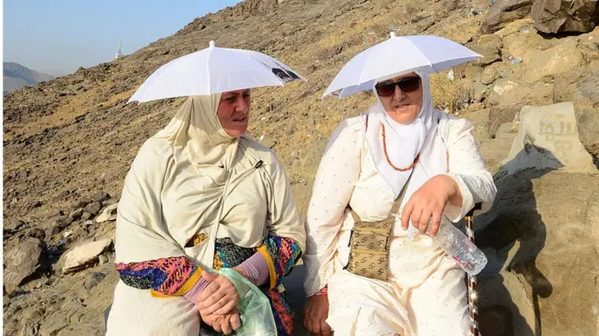 حاجتان في طريقهما إلى غار حراء في جبل النور