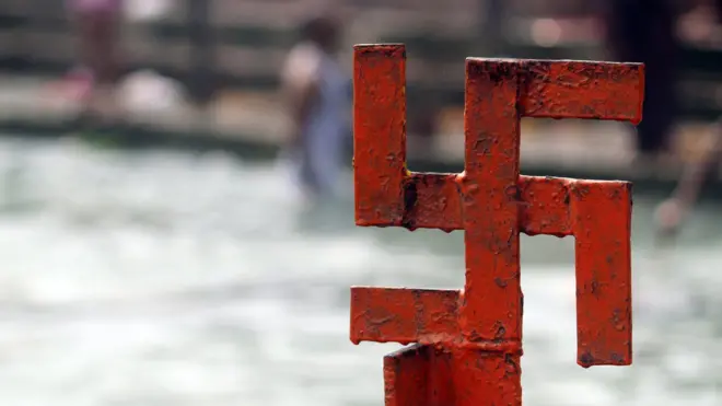 Lambang swastika di Sungai Gangga, Haridwar, Uttarakhand, India