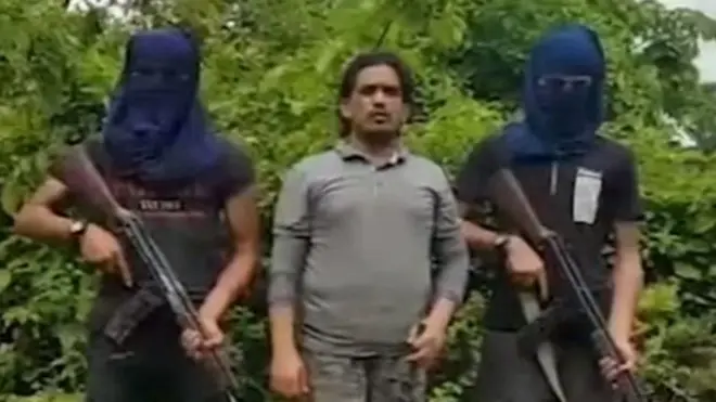 กองกำลังอาร์ซาเผยแพร่วิดีโอที่มีผู้นำกลุ่มคือนายอตา อุลลาห์ (คนกลาง) รวมอยู่ด้วย