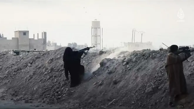 صور نساء يرتدين الأسود يقاتلن