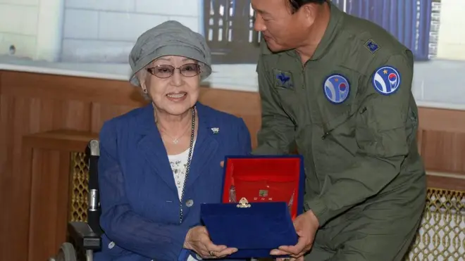 ชเว อึน ฮี ขณะกำลังรับรางวัลในปี 2013