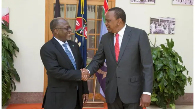 Rais wa Kenya Uhuru Kenyatta na mgeni wake rais John Pombe Magufuli kutoka Tanzania