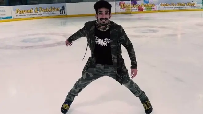 جاء فادي أحمد من السعودية إلى بريطانيا منذ 5 سنوات للدراسة في جامعة ليفربول، والآن يقوم بعروض استعراضية على الجليد.