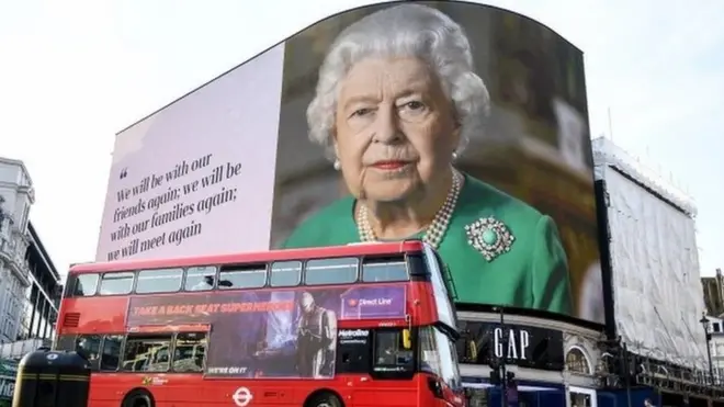 Портрет Елизаветы II на рекламном щите на Пикадилли Серкус