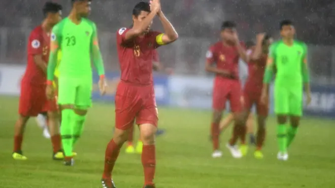 Para pemain Indonesia memberikan salam setelah kalah dari Jepang 0-2.