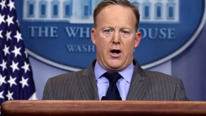 خبري کنفرانس کې د اسپایسر څرګندونې د ځینو خبریالانو له منفي غبرګون سره مخامخ شوې