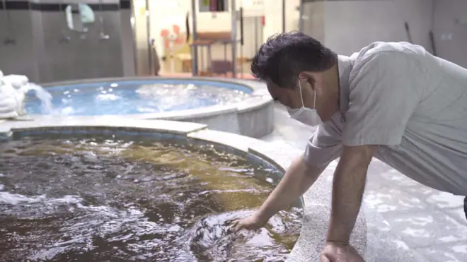 동네 목욕탕 주인 노종섭씨는 TV에서 목욕탕 집단 감염 뉴스가 나올 때마다 가슴이 덜컥 내려앉는다