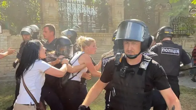 Бійка на Банковій: радикали прийшли на рейв ЛГБТ