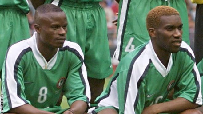 Mutiu Adepoju (à gauche) et Jay-Jay Okocha lors de la Coupe du monde 1998 pour le Nigeria