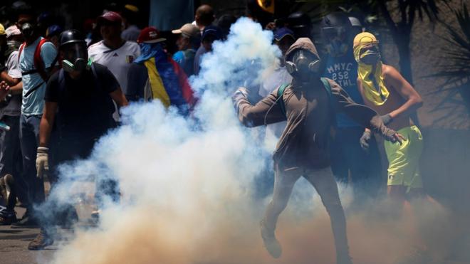 Gases lacrimógenos son accionados en una protesta de la oposición