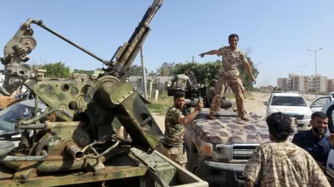 Igisirikare c'igihugu kiriko gitana mu mitwe n'ingabo za Jenerali Haftar mu bumanuko bwa Tripoli