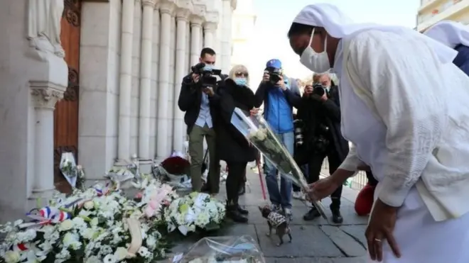 Bunga-bunga diletakkan warga di luar basilika Notre-Dame, Nice.