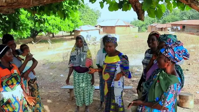 Women wey contribute money to build schools