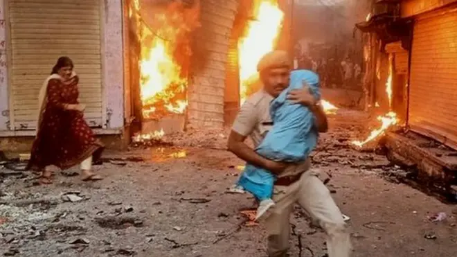 పీహూను ఎత్తుకుని పరిగెడుతున్న నేత్రేశ్ శర్మ