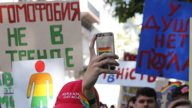 Минулого року хода проти дискримінації представників ЛГБТ-спільноти у центрі ‎Києва зібрала до тисячі учасників