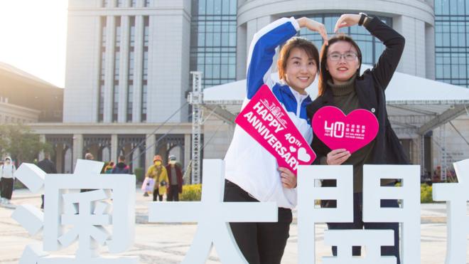 澳門大學橫琴校區開放日兩位少女在布置前合照（新華社圖片17/1/2021）