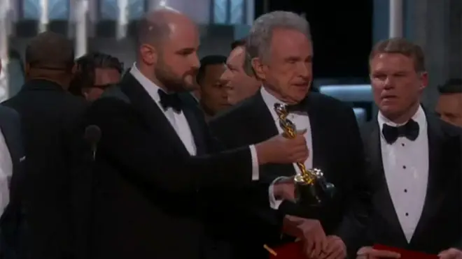 Produser La La Land, Jordan Horowitz, saat memanggil tim Moonlight ke panggung, "Ini bukan bercanda."