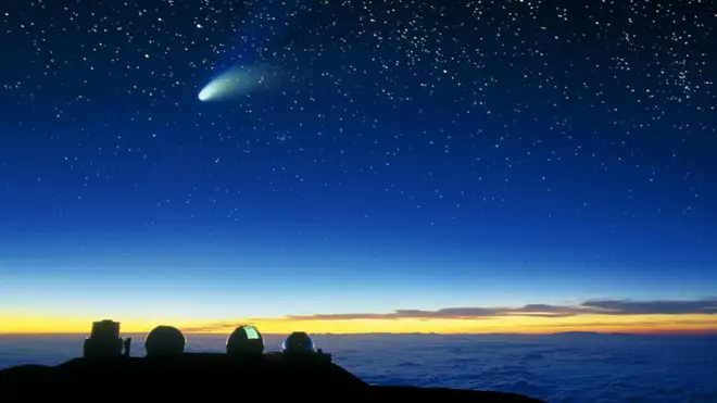 Así se vio el cometa Halle-Bop desde el volcán Mauna Kea, en Hawái.