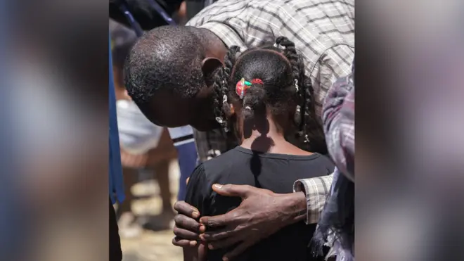 ህጻን የሚያናግር ግለሰብ