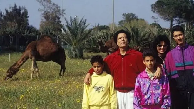 Gaddafi na mke wake na watoto katika makazi yake ya Bab al-Aziziyah mwaka 1992
